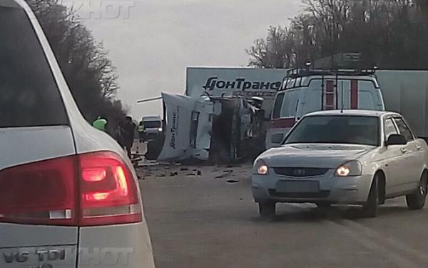 Два многотонных грузовика столкнулись на Кубани, погиб шофер